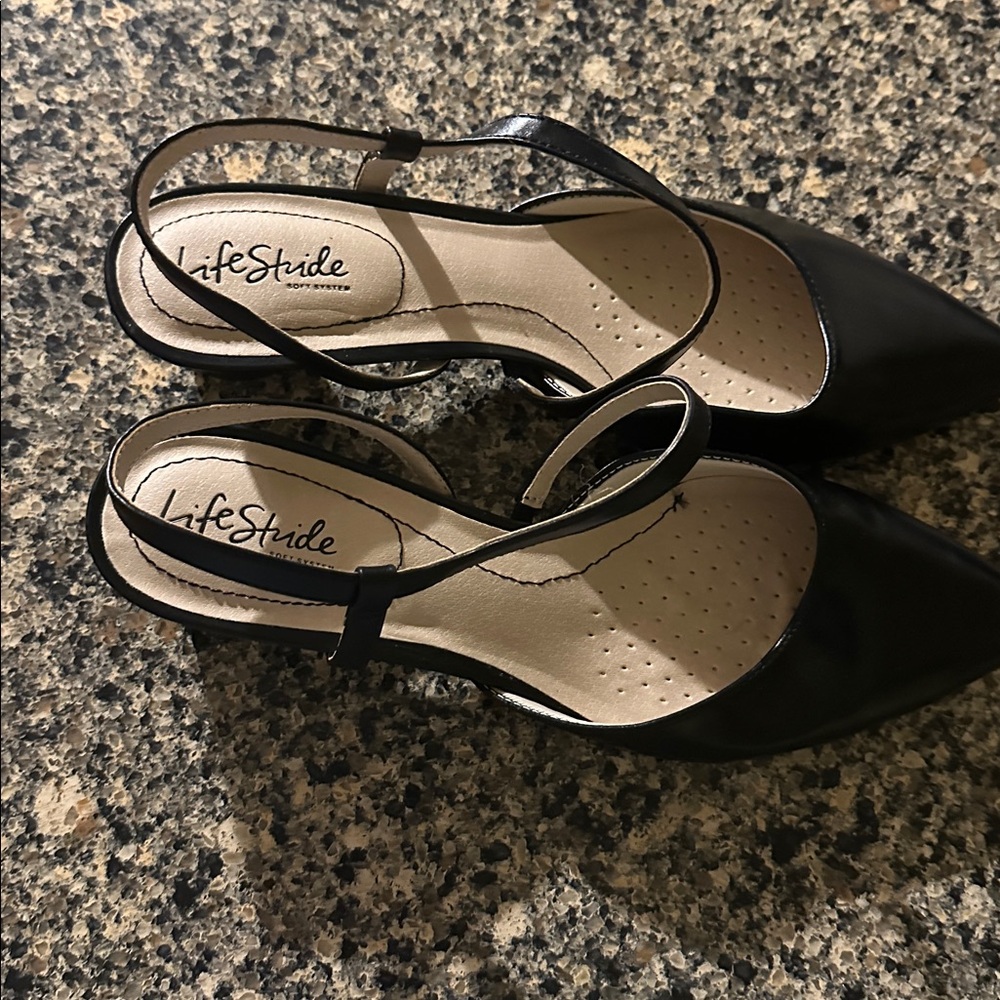 EUC Life Stride Soft System Black Pointed Toe Slingback 1 1/4” Heels - Picture 3 of 4